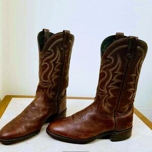 Men's USA leather cowboy size 8.5,
Very good condition
